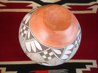 Native American Indian vintage and antique pottery and ceramics, a lovely Acoma pot with wonderful geometric design elements, Acoma Pueblo, New Mexico, c. 1940. Photo showing the bottom of the pot.