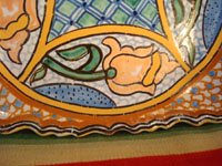 Mexican vintage pottery and ceramics, a ceramic Talavera tray from Puebla, c. 1960's. Closeup photo of one corner of the ceramic Talavera tray.