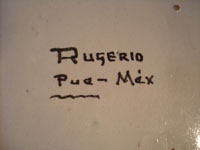Mexican vintage pottery and ceramics, a ceramic Talavera tray from Puebla, c. 1960's. A closeup photo of the Rugerio signature on the back of the tray.