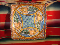 Mexican vintage pottery and ceramics, a ceramic Talavera tray from Puebla, c. 1960's. Main photo.