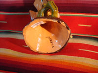 Mexican vintage pottery and ceramics, and Mexican vintage folk art, a stunning pottery bird from Tlaquepaque, Jalisco, c. 1920-30's. Photo of the bottom of the pottery bird.