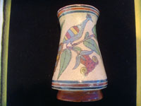 Mexican vintage pottery and ceramics, a stunningly beautiful Tlaquepaque petatillo flower vase with exquisite artwork, San Pedro Tlaquepaque, c. 1930. Main photo of the vase.