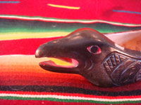 Native American Indian wood-carving and folk art, a Northwest Coast carved grease-bowl in the form of a raven, c. 1910-20. The raven bowl is beautifully carved and is wonderfully inlaid with pieces of abalone shell. Closeup of the raven's head.
