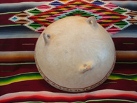 Mexican vintage pottery and ceramics, a wonderful pottery tri-pod bowl with beautiful and very fine artwork, from Guerrero, c. 1940's. Photo showing the bottom of the bowl.