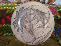 Mexican vintage pottery and ceramics, a very beautiful burnished charger with lovely decorations, featuring a graceful and lovely protea, Tonala or San Pedro Tlaquepaque, c. 1930's. Main photo of the charger.