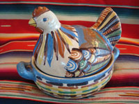 Mexican vintage pottery and folk art, a medium-sized casserole with lid in the shape of a hen, c. 1940's. Main photo.