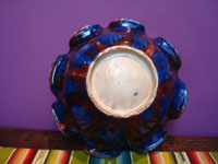 Mexican vintage pottery and ceramics, a Oaxacan majolica drip-ware (losa goteada) bowl with four smaller matching bowls, Oaxaca, c. 1940's. Photo of the bottom of the main bowl.