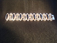 Mexican vintage silver jewelry, a Taxco vintage sterling silver bracelet c. 1940. The bracelet is 980 sterling with beautiful black onyx stones set with copper bezzles. A photo of the entire length of the Taxco vintage silver bracelet.