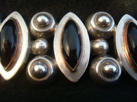 Mexican vintage silver jewelry, a Taxco vintage sterling silver bracelet c. 1940. The bracelet is 980 sterling with beautiful black onyx stones set with copper bezzles. A closeup photo of the vintage Taxco silver bracelet.