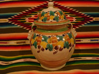 Mexican pottery and ceramics, a beautiful ceramic jar with a lid, very beautifully decorated, by the renowned Gorky Gonzalez of Guanajuato, c. 1960. Main photo of the tibor by Gorky Gonzalez.