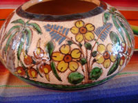 Mexican vintage pottery and ceramics, a very beautiful petatillo bowl with incredibly fine glazing and artwork, Tonala or San Pedro Tlaquepaque, c. 1930. Photo of a third side of the bowl.