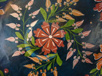 Olinala laquerware charger, closeup.