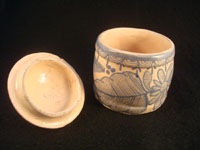 Mexican vintage pottery and ceramics, a jar with lid, signed Arias, with floral decorations, c. 1930-40. Beautiful cream colored glaze with blue floral decorations. A photo of the open jar and lid.