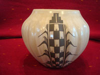 Native American Indian pottery and ceramics, a beautiful melon pot, signed by the famous potter Juanita Fragua (b. 1935) from Jemez Pueblo, c. 1980. Main photo of the melon pot.