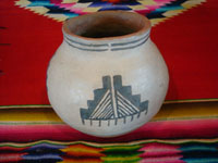 Native American Indian vintage pottery and ceramics, a lovely Acoma pot with wonderful raincloud patterns in the decoration, Acoma Pueblo, New Mexico, c. 1940. Main photo of the Acoma pot.