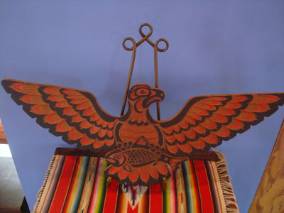 Native American Indian vintage folk art, a wonderful wood-carved plaque depicting a great eagle with a salmon by famous carver Tracy Powell, Washington State, c. 1983. The plaque is beautifully decorated in the style of the Nothwest Coast.